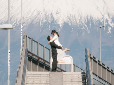 Pemotretan Jerome Polin & Kekasih Usai Lamaran, Mesra di Depan Gunung Fuji