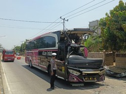 Bus Alam Indah Tabrak Truk Antre BBM di Barru, 4 Penumpang Luka