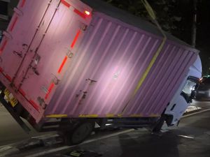 Truk Angkut Paket Terbalik Usai Hindari Motor Terobos Lampu Merah di Jakpus