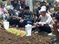 Isak Tangis Warnai Pemakaman Jenazah Korban KM Virgo di Tulungagung