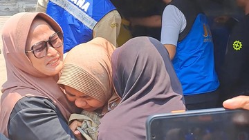 Tangis Bibi Korban KM Virgo Asal Jombang Sambil Peluk Pakaian Terakhir