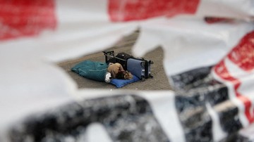 Krisis Rumah Bikin Lansia Digusur, Warga Demo Dirikan Tenda di Jalan