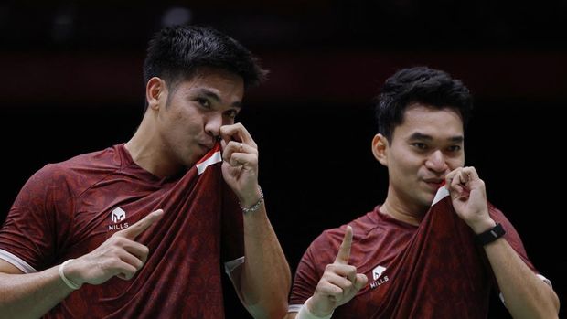 Asian Games - Aichi-Nagoya 2026 - Badminton - Ichinomiya City Municipal Gymnasium, Ichinomiya, Japan - September 29, 2026 Indonesia's Leo R. Carnando and Daniel Marthin celebrate after winning the Men's Doubles Gold Medal Match against China's Weikeng Liang and Chang Wang REUTERS/Eloisa Lopez