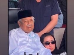 Dua Hari Usai Istri Wafat, Mahathir Mohamad Dirawat