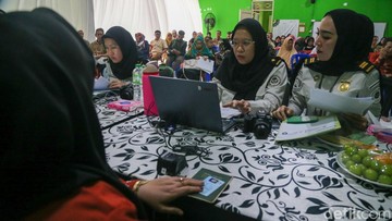 Mudahkan Calon Jemaah, Petugas Buka Layanan Jemput Bola Paspor Haji