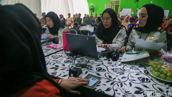 Mudahkan Calon Jemaah, Petugas Buka Layanan Jemput Bola Paspor Haji