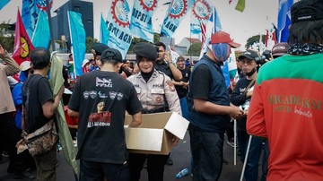 Polisi Bagikan Konsumsi ke Peserta Aksi di Depan DPR