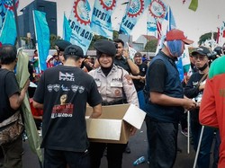 Polisi Bagikan Konsumsi ke Peserta Aksi di Depan DPR