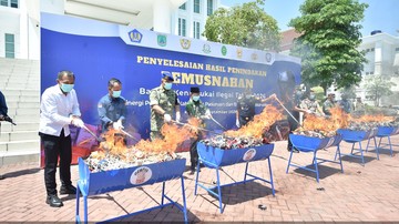 Pemkab Pasuruan &amp; Bea Cukai Musnahkan Rokok-Miras Ilegal Senilai Rp9,3 M
