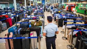 Penampakan Bagasi Menumpuk di Bandara Bangkok Akibat Hujan Lebat dan Banjir