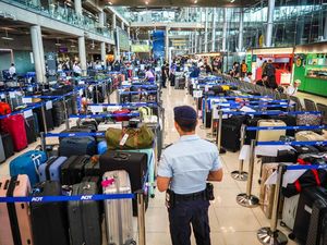 Penampakan Bagasi Menumpuk di Bandara Bangkok Akibat Hujan Lebat dan Banjir