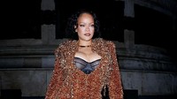 5 Gaya Rihanna Tampil Berkilauan Bak 'Diamond' di Paris Fashion Week