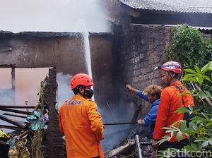 Video: Heboh Perempuan di Cianjur Bakar Rumah Ortu gegara Cekcok