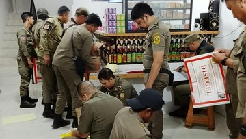 Satpol PP Razia Toko Kelontong di Terminal Cibinong, 1.482 Botol Miras Disita