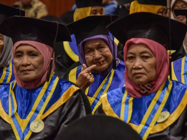 Semangat Tak Kenal Usia, 70 Lansia di Palu Ikuti Wisuda