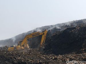 Kebakaran TPA Jatibarang Mulai Padam, Petugas Lakukan Pendinginan