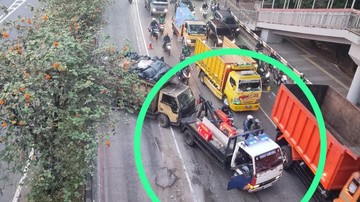 Truk Sampah Tabrak Separator Busway di Jakpus, Rute TransJ Sempat Dialihkan