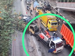 Truk Sampah Tabrak Separator Busway di Jakpus, Rute TransJ Sempat Dialihkan