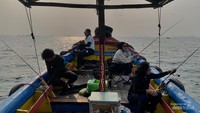 Bukan Ngadem di Ruangan, Mereka Malah Nyemplung ke Laut Jakarta Buat Mancing