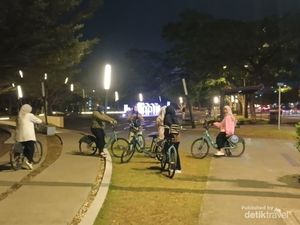 Mengayuh Sepeda di Bawah Lampu Malam Summarecon Bandung
