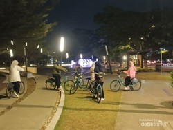 Mengayuh Sepeda di Bawah Lampu Malam Summarecon Bandung