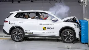 Detik-detik Mobil BYD Dites Tabrak, Cuma Raih 3 Bintang