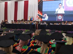 Ratu Dewa Bagikan Kisah Perjalanan Hidup ke Wisudawan Universitas PGRI Palembang
