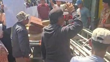 Warga Kota Batu Protes Pemilik Warung dengan Usung Keranda Mayat