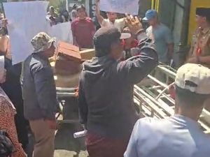 Warga Kota Batu Protes Pemilik Warung dengan Usung Keranda Mayat