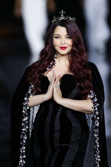 Gaya Aishwarya Rai Melenggang di Paris Fashion Week, Tuai Komentar Body Shaming