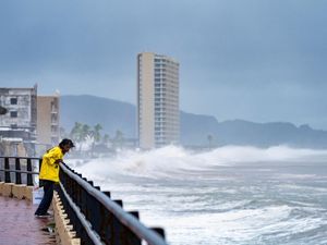 Badai Polo Hantam Sonora, Ombak Besar Menggulung Pantai San Carlos