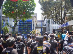 Sopir Truk Bertahan di Jagir-Buruh Turun Demo di Surabaya, Awas Macet!
