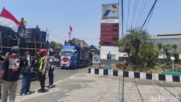 Demo Ratusan Sopir Truk Towing-Fuso di Surabaya, Ini Tuntutannya