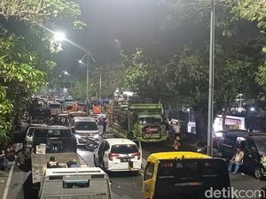 Demo Truk Towing Surabaya Masih Bertahan di Pertamina Malam Ini