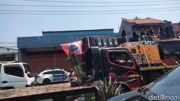 Demo Ratusan Truk Bikin Macet Jalan Raya Taman Menuju Waru