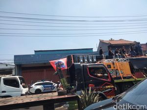 Demo Ratusan Truk Bikin Macet Jalan Raya Taman Menuju Waru
