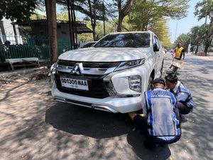 38 Mobil-Motor Parkir di Bahu Jalan Makassar Digembok-Ditilang