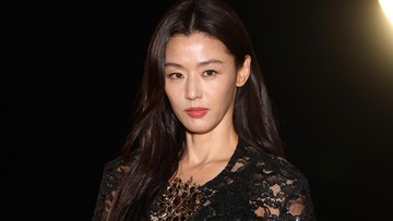 Adu Gaya Jun Ji Hyun &amp; Rose BLACKPINK, Serba Hitam di Show Saint Laurent