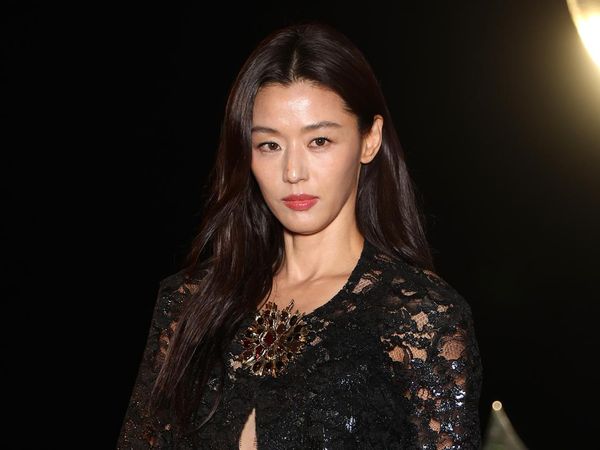 Adu Gaya Jun Ji Hyun & Rose BLACKPINK, Serba Hitam di Show Saint Laurent