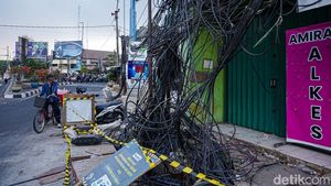 Kabel Semrawut Menjuntai di Ciledug, Kini Dipasang Garis Pengaman