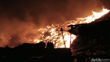 10 Hektare TPA Jatibarang Terbakar, Damkar Bendung Sungai untuk Pemadaman