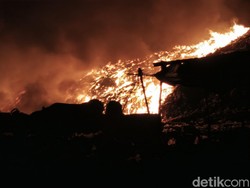 10 Hektare TPA Jatibarang Terbakar, Damkar Bendung Sungai untuk Pemadaman