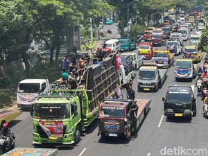 Bundaran Waru Macet Imbas Demo Sopir Truk!