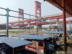 Transportasi Air Tetap Beroperasi Meski Kabut Pekat Asap Selimuti Palembang