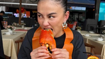 Kulineran Seru ala Agnez Mo, Makan Chili Crab Singapura hingga Tiram Dubai