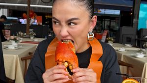 Kulineran Seru ala Agnez Mo, Makan Chili Crab Singapura hingga Tiram Dubai