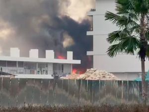 Mes Semipermanen di BSD Tangerang Terbakar, Api Berkobar dan Asap Membubung