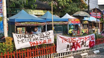 Potret Spanduk Penolakan Warga Rejosari soal Sterilisasi Parkir Masjid Zayed