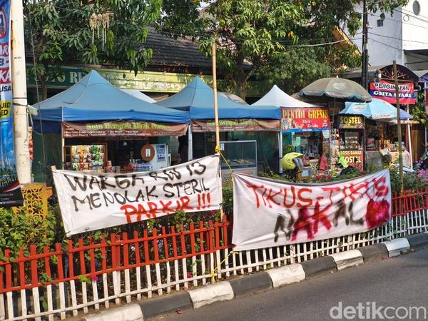 Potret Spanduk Penolakan Warga Rejosari soal Sterilisasi Parkir Masjid Zayed