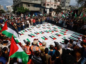 Pemakaman Massal 41 Jenazah di Gaza, Ditemukan dari Bawah Reruntuhan